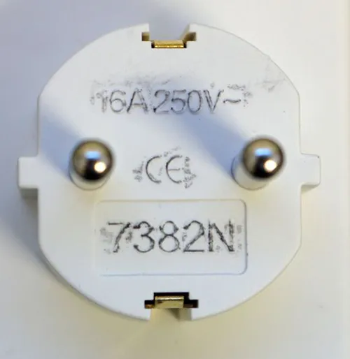 Adaptor cu soclu dublu. Dimensiuni: înălțime x lățime x adâncime = aproximativ 100 mm x 45 mm x 40 mm + bază.