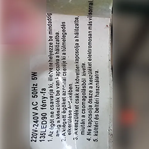 Arbore artificial decorativ cu 135 de LED-uri, abajururi roșii în formă de flori și frunze verzi, montate pe un suport din metal negru.