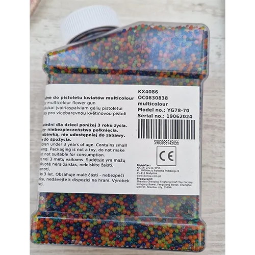 Mărgele de apă multicolore, care cresc atunci când sunt scufundate în apă, destinate utilizării ca gloanțe într-un pistol.