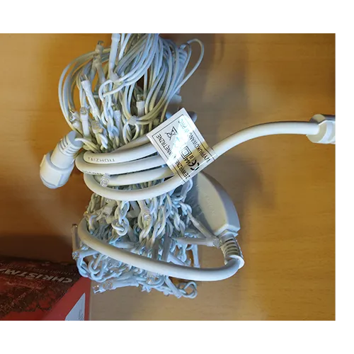 Lanț de iluminat extensibil în stil icicle cu 80 de lumini LED pe un șir cu funcție de clipire.