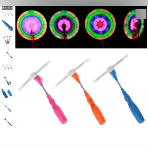 Ventilator de jucărie alimentat cu baterii, cu efecte luminoase și sonore, din plastic portocaliu și alb. Când lamele se rotesc, ele se aprind creând cercuri colorate.