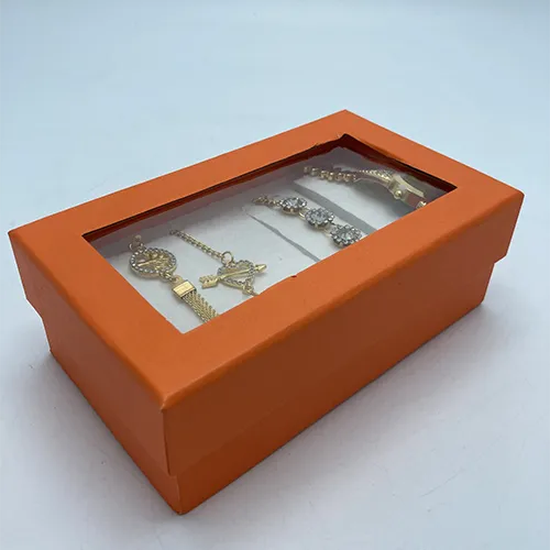 Set de bijuterii constând dintr-un ceas de mână și brățări.