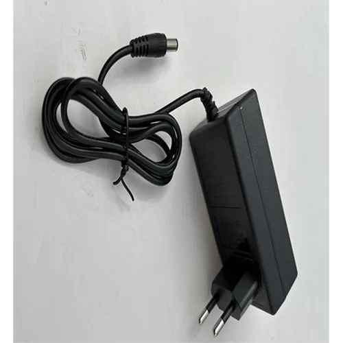 Adaptor negru cu priză, 12.6V.