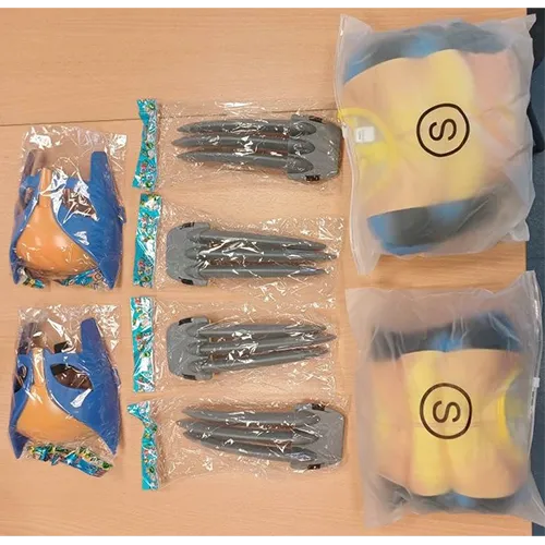 Costum fantezist reprezentând personajul Marvel Wolverine, în mărimea S, alcătuit dintr-un costum de corp, a cărui parte superioară este căptușită. Vândut cu gheare de plastic și o mască de plastic.