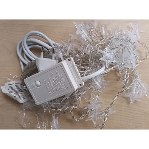 Lanț de iluminat cu surse de lumină LED neînlocuibile, echipat cu electronică pentru efecte de iluminare cu comutator.