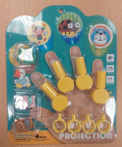 Set de jucării de 4 proiectoare mici de lumină din plastic galben și concepute pentru a fi purtate pe deget. Setul include, de asemenea, 4 elemente decorative detașabile cu motive pentru copii.