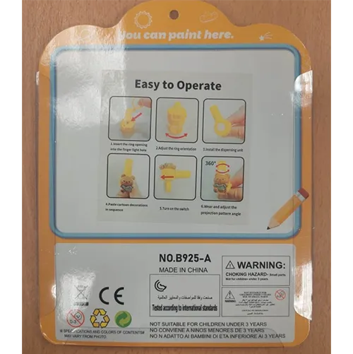 Set de jucării de 4 proiectoare mici de lumină din plastic galben și concepute pentru a fi purtate pe deget. Setul include, de asemenea, 4 elemente decorative detașabile cu motive pentru copii.