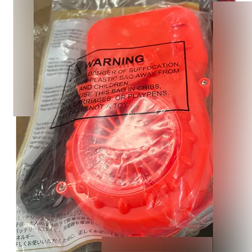 Costum gonflabil de dinozaur, inclusiv o suflantă, un cablu USB și un compartiment pentru baterii.