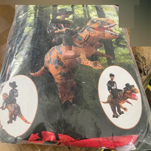Costum gonflabil de dinozaur, inclusiv o suflantă, un cablu USB și un compartiment pentru baterii.