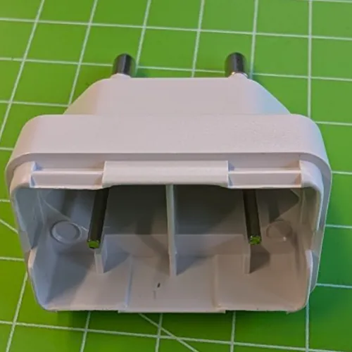 Sursă de alimentare USB goală (fără placă de circuit). Carcasa poate fi deschisă pentru a ascunde bani sau obiecte mici similare în interior.