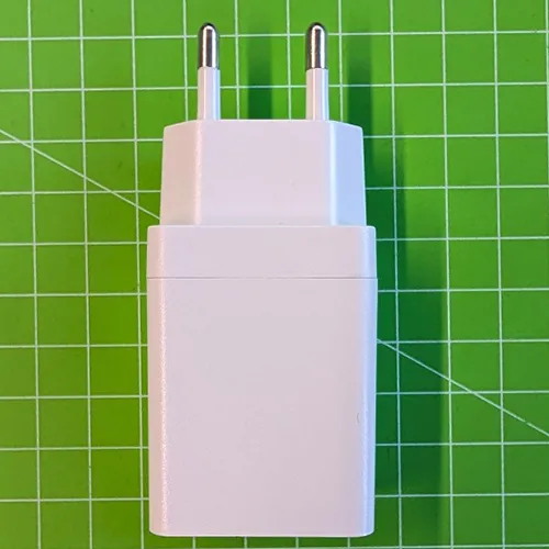 Sursă de alimentare USB goală (fără placă de circuit). Carcasa poate fi deschisă pentru a ascunde bani sau obiecte mici similare în interior.