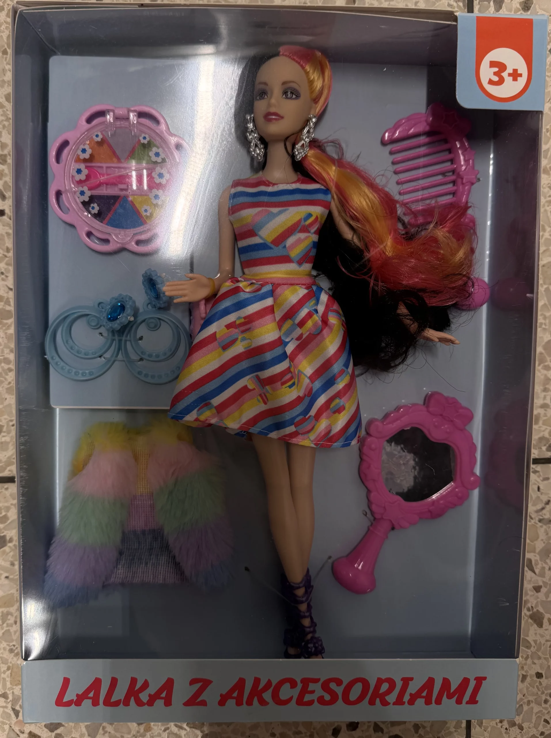 Papusa din plastic cu accesorii din plastic.