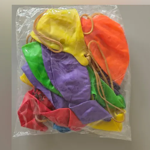 Pachet de 12 baloane din latex în diferite culori.