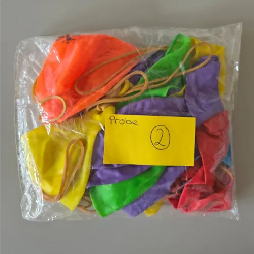 Pachet de 12 baloane din latex în diferite culori.