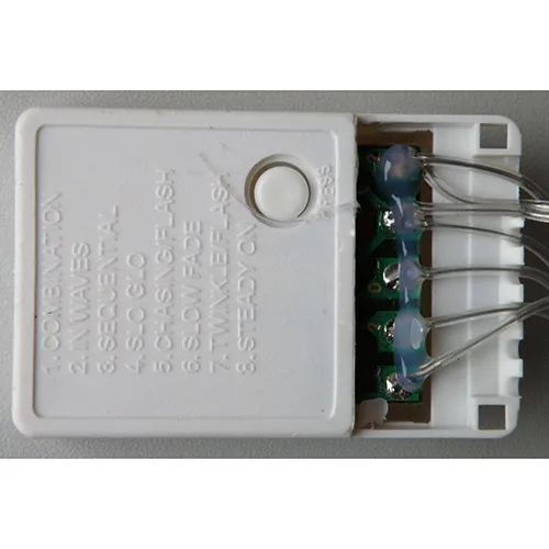 Lanț de iluminat cu LED-uri de Crăciun alimentat la rețea, în formă de stea cu cinci colțuri, echipat cu o cutie de control albă cu 8 funcții și o priză de conectare în serie. Date tehnice: 220 V.