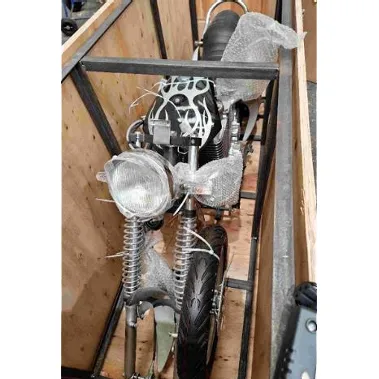 Motocicletă electrică furnizată cu un dop de perete și un încărcător.