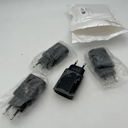 Adaptor pentru încărcător rapid, de culoare neagră, cu porturi USB.