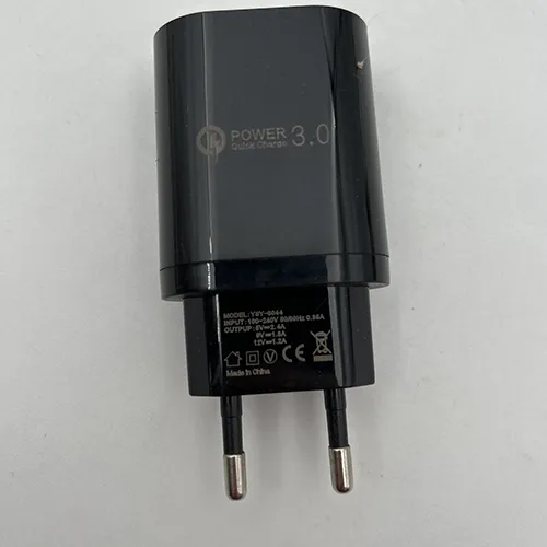 Adaptor pentru încărcător rapid, de culoare neagră, cu porturi USB.