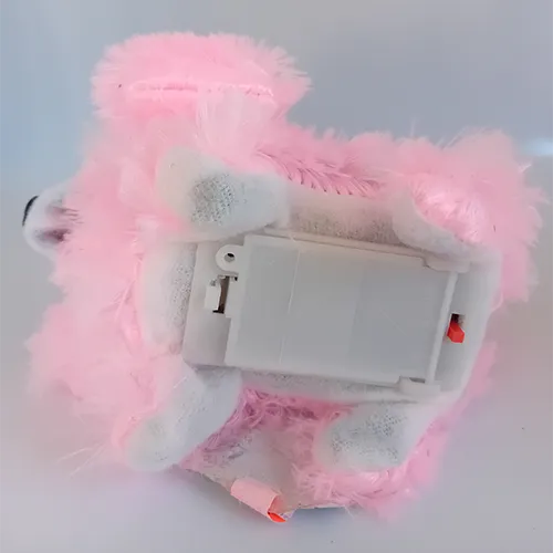 Jucărie de plastic în formă de câine ​​cu elemente. Cadru din plastic dur acoperit cu material moale de pluș.