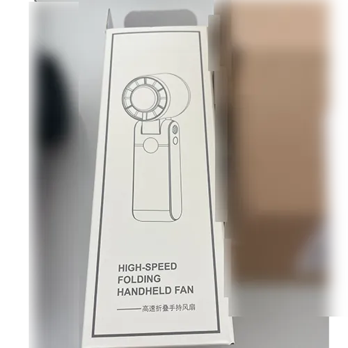 Ventilator pliabil portabil reîncărcabil, cu o carcasă din plastic în negru și roz, vândut cu un cablu de încărcare USB și o curea de încheietură.