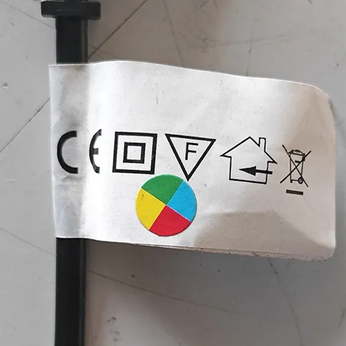Lanț de iluminat în formă de copac cu surse de lumină LED neînlocuibile, cu capace din plastic în formă de floare. Produsul include un controler pentru schimbarea modurilor de iluminare.