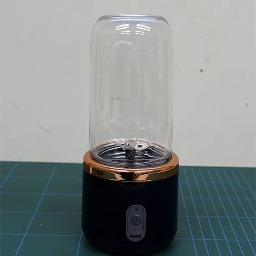 Storcător portabil format dintr-un cilindru din plastic, unitatea de tăiere și un cablu USB.