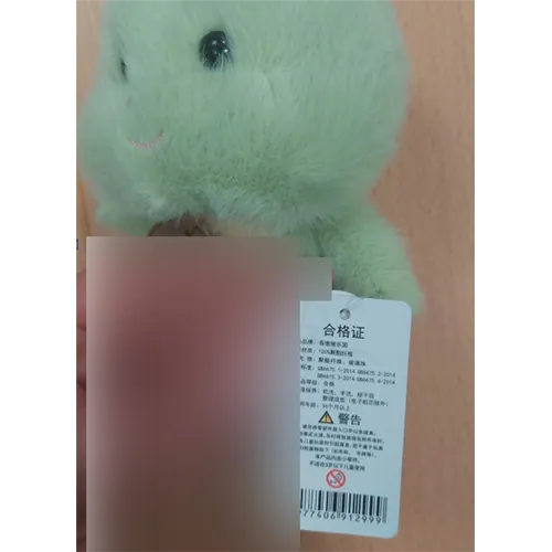 Set de două jucării moi: Unul sub forma unui pui de dinozaur de culoare verde și altul sub forma unui elefant albastru.