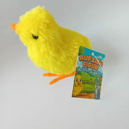 Jucărie Wind-up în formă de pui din plastic rigid și acoperită cu țesătură moale. Când cheia este înfășurată, jucăria se mișcă.