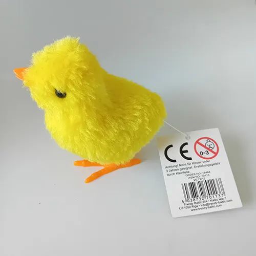 Jucărie Wind-up în formă de pui din plastic rigid și acoperită cu țesătură moale. Când cheia este înfășurată, jucăria se mișcă.
