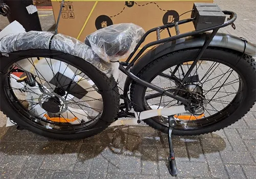 Bicicletă electrică cu priză de perete și alimentare cu încărcare.
