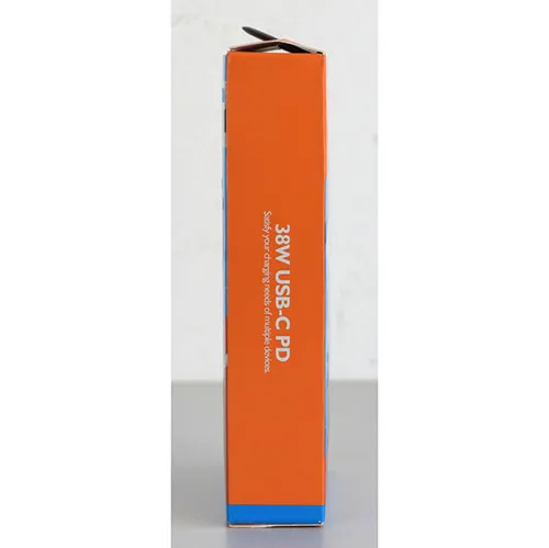 Încărcător USB alb cu un port USB-A și un port USB-C, furnizat cu un cablu de conectare USB separat. Intrări: 100-240V, 50-60Hz, 0,35A. Realizare: 5V/3A, 9V/2A, 12V/1.5A.