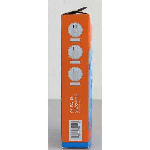 Încărcător USB alb cu un port USB-A și un port USB-C, furnizat cu un cablu de conectare USB separat. Intrări: 100-240V, 50-60Hz, 0,35A. Realizare: 5V/3A, 9V/2A, 12V/1.5A.