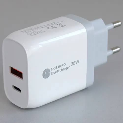 Încărcător USB alb cu un port USB-A și un port USB-C, furnizat cu un cablu de conectare USB separat. Intrări: 100-240V, 50-60Hz, 0,35A. Realizare: 5V/3A, 9V/2A, 12V/1.5A.