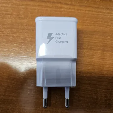 Încărcător USB alb.