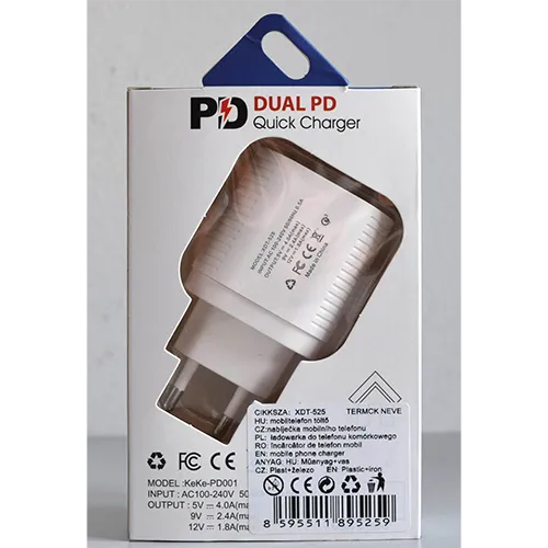 Încărcător de perete de culoare albă, integrat cu un conector european, cu două porturi de ieșire USB de tip C.