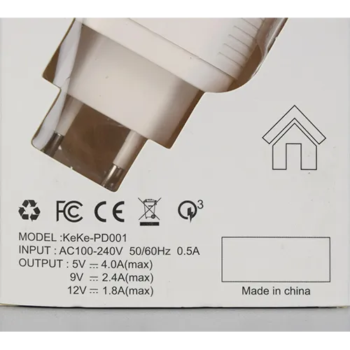 Încărcător de perete de culoare albă, integrat cu un conector european, cu două porturi de ieșire USB de tip C.