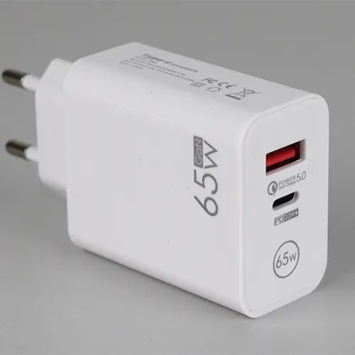 Încărcător USB alb cu un port USB-A și un port USB-C, integrat cu o priză de rețea. Intrări: 100-240 V, 50/60 Hz, 0,5 A. Ieșire: 9 V/7.2 A, 12 V/5.4 A, 20 V/3.25 A.