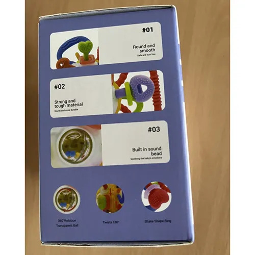 Jucărie dințată și zornăitoare, constând dintr-o minge care conține bile mai mici și diverse accesorii din plastic masticabil moale.