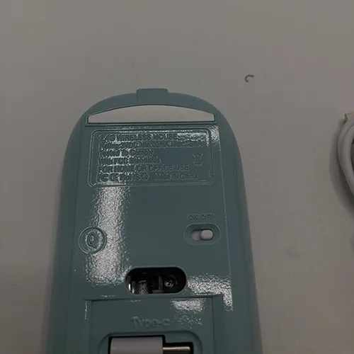 Mouse wireless cu cablu de încărcare USB.