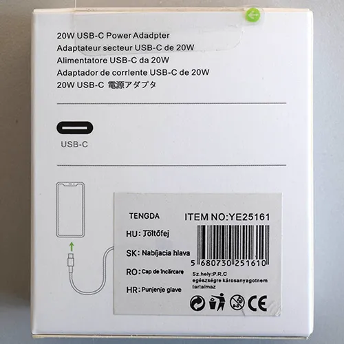 Încărcător de baterie alb cu un port de ieșire USB-C, integrat cu o priză de rețea.