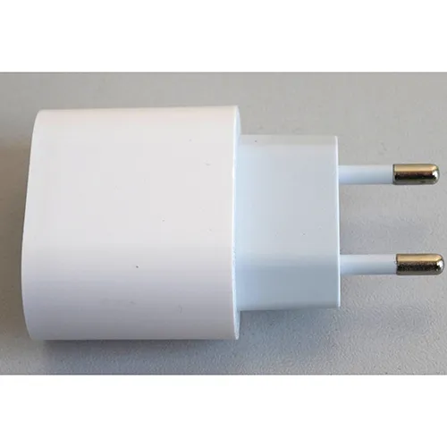 Încărcător de baterie alb cu un port de ieșire USB-C, integrat cu o priză de rețea.