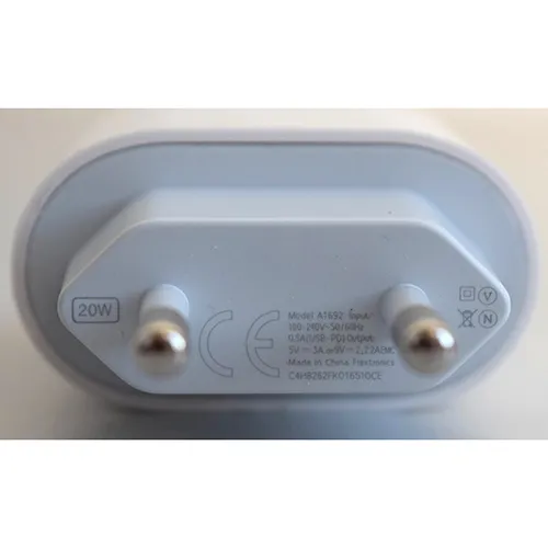 Încărcător de baterie alb cu un port de ieșire USB-C, integrat cu o priză de rețea.