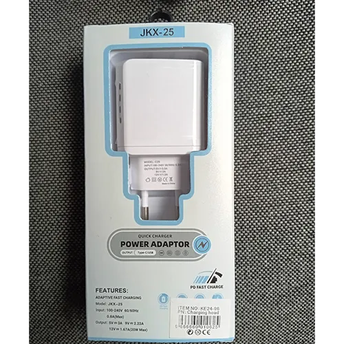 Încărcător USB alb cu un port de ieșire USB-A și un port de ieșire USB de tip C, furnizat ca set cu un cablu de încărcare USB-A-USB-C alb separat.