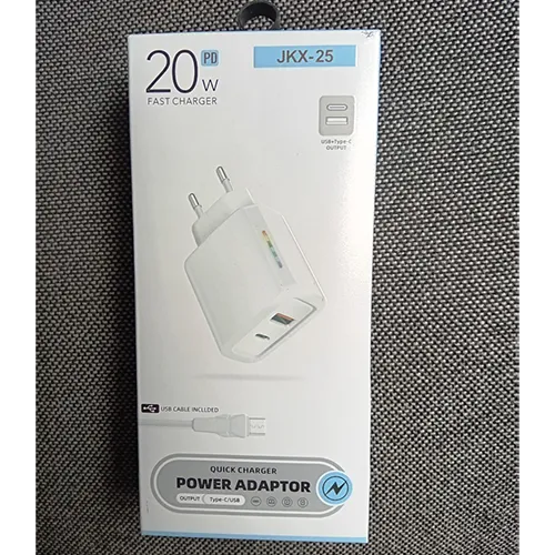 Încărcător USB alb cu un port de ieșire USB-A și un port de ieșire USB de tip C, furnizat ca set cu un cablu de încărcare USB-A-USB-C alb separat.