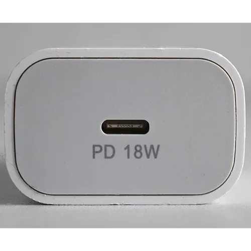 Încărcător de perete din plastic alb, cu port de ieșire USB de tip C.