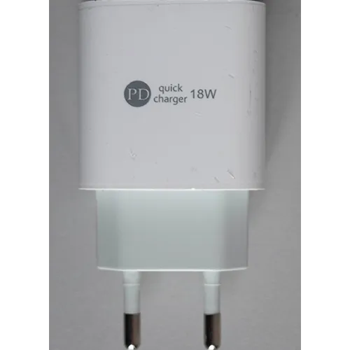 Încărcător de perete din plastic alb, cu port de ieșire USB de tip C.