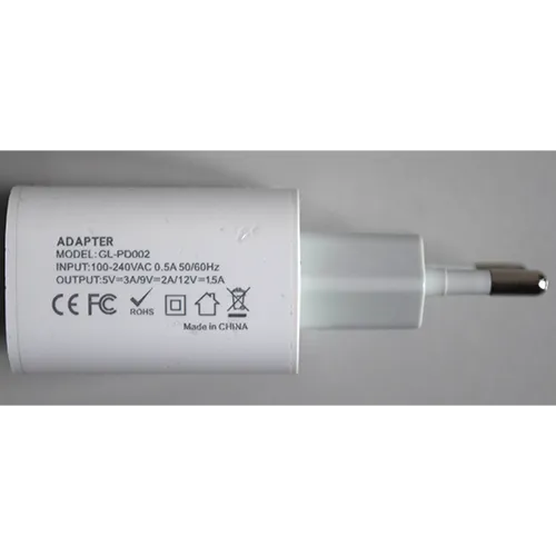 Încărcător de perete din plastic alb, cu port de ieșire USB de tip C.