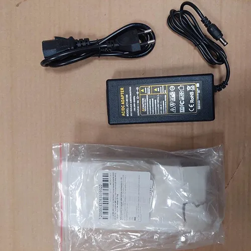 Tensiunea de intrare a încărcătorului: 100-240 V AC - ieșire: 5 V DC, ieșire de curent: 10 O clasă maximă de protecție II