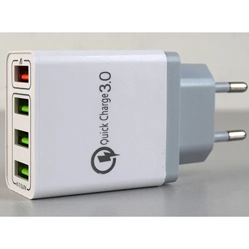 Încărcător USB din plastic alb și gri cu mufă europeană integrată, cu patru porturi de ieșire USB de tip A pe interfața frontală, cu un port evidențiat pentru încărcare rapidă.