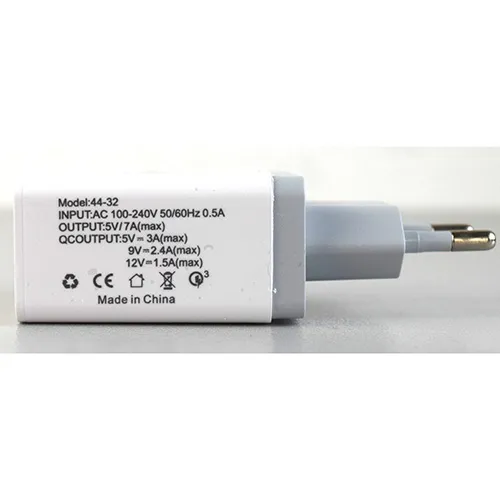 Încărcător USB din plastic alb și gri cu mufă europeană integrată, cu patru porturi de ieșire USB de tip A pe interfața frontală, cu un port evidențiat pentru încărcare rapidă.